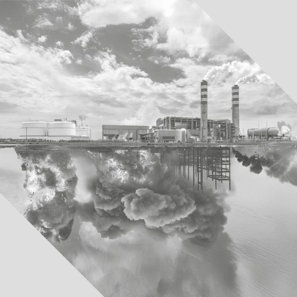 Impianto industriale con esplosione.